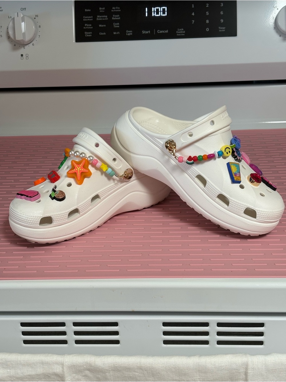 WOMENS WHITE CROCS —  EXCELLENT CONDITION — WOMEN 7
